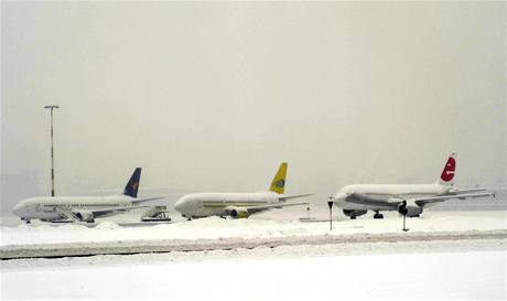 Zima v Evrop: letadla na zasnenm letiti v Itlii